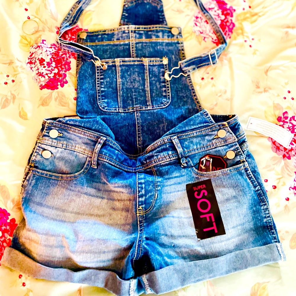 Overall’ shorts 💙